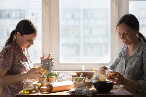 Två kvinnor matlagning — Stockfoto