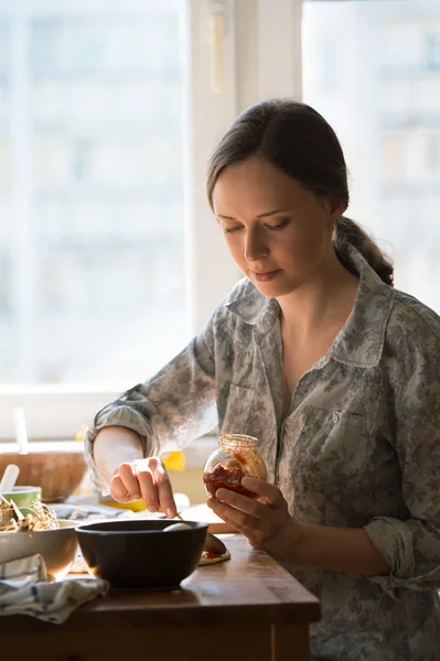 Kvinnan matlagning pizza — Stockfoto