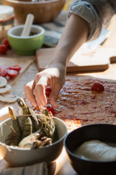 Žena vaření pizza — Stock fotografie