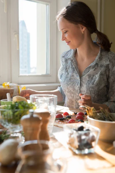 Vrouw koken pizza — Stockfoto