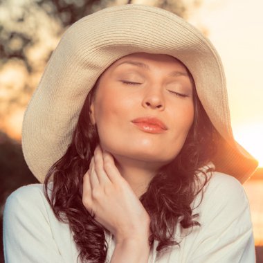 romantik kız sahilde günbatımı sırasında