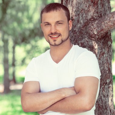 yakışıklı bir adam parkta