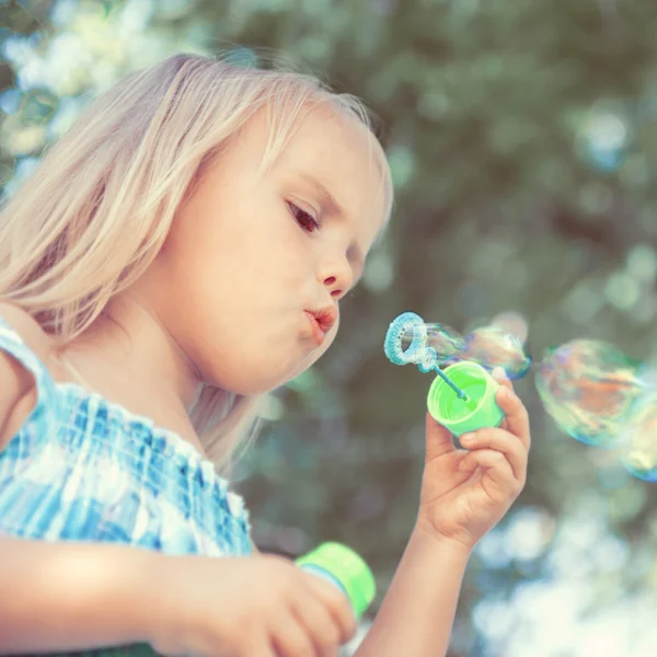 Liten flicka med såpbubblor — Stockfoto