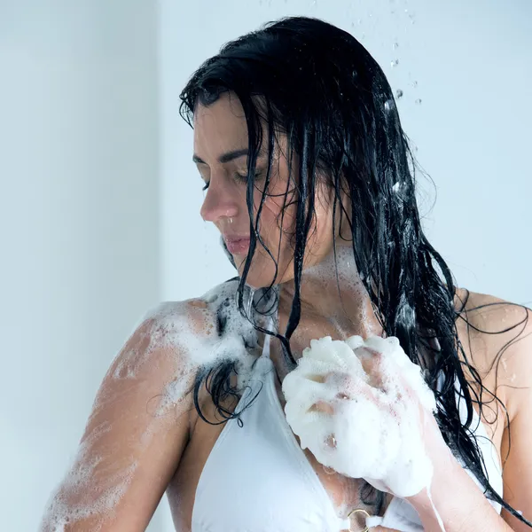 Ung kvinna tvätta själv på dusch — Stockfoto