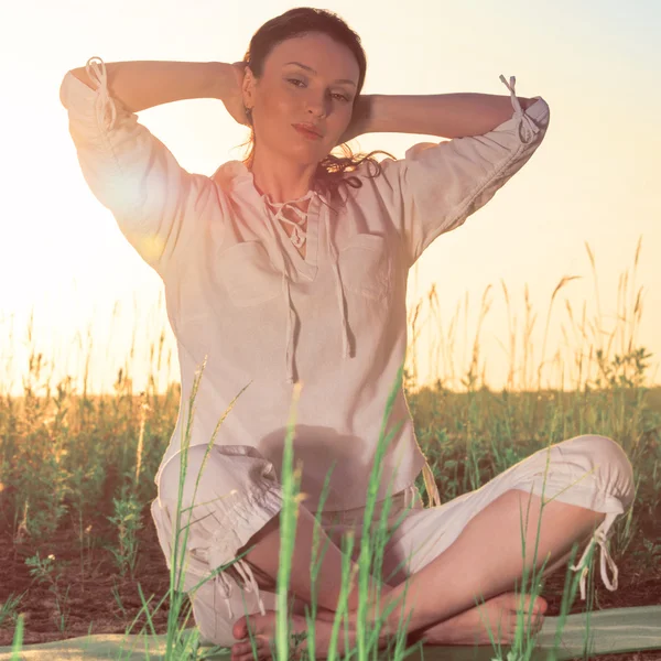 Stretching donna facendo esercizio di yoga — Foto Stock