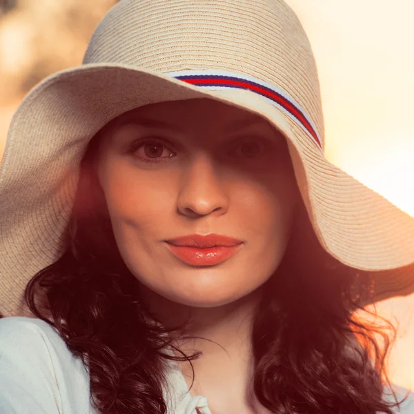 藁帽子をかぶった女性 — ストック写真