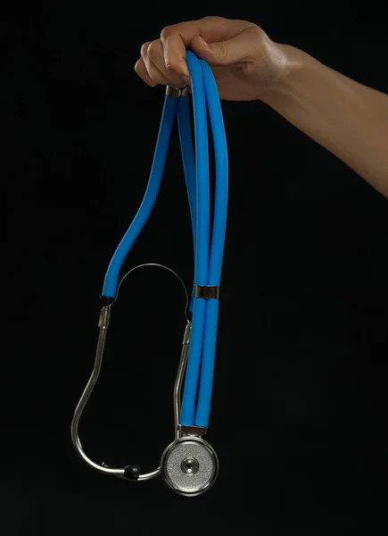 Доктор держит стетоскоп — стоковое фото