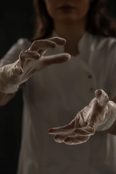 Femme médecin tenant quelque chose mains — Photo