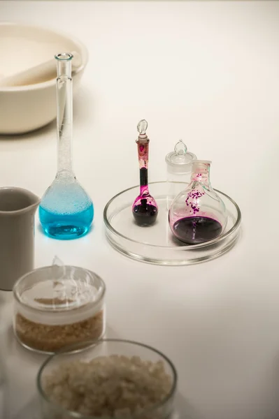 Group laboratory flasks liquid table — Stock Photo, Image