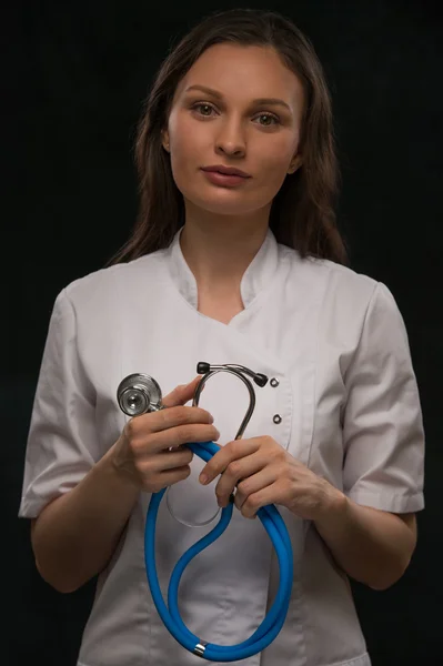 Médico segurando estetoscópio — Fotografia de Stock