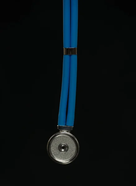 Stethoskop isoliert auf schwarz — Stockfoto