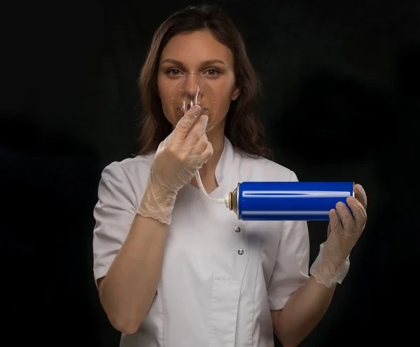 Doctor holding can oxygen — Stock Photo, Image