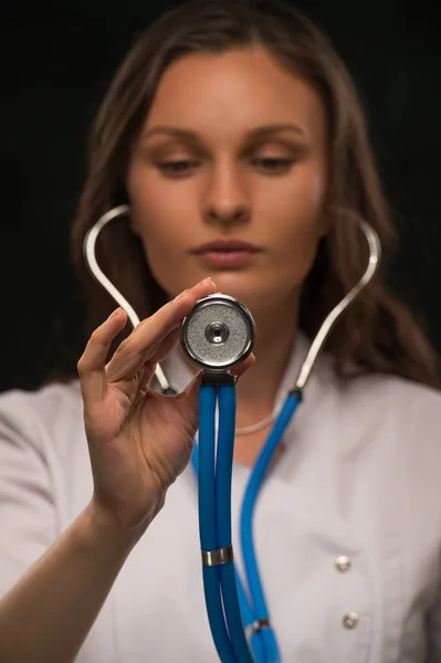 Steteskop dinleme doktor — Stok fotoğraf