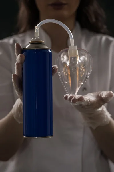 Doctor holding oxygen can — Stock Photo, Image