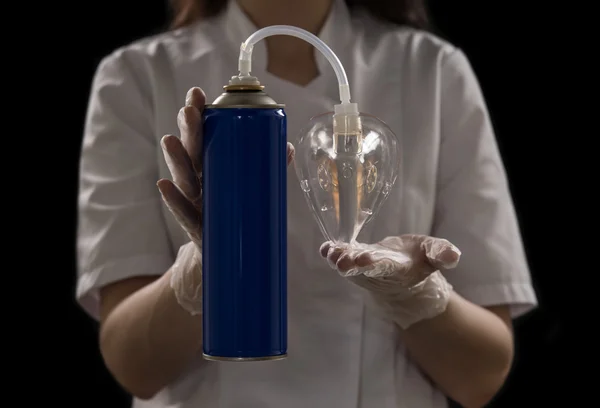 酸素缶を保持している医者 — ストック写真