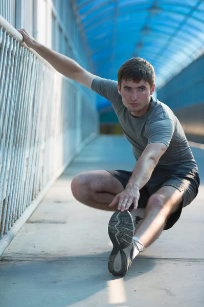 Atletisk man stretching — Stockfoto