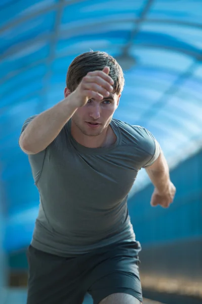 Atleta corriendo en la ciudad — Foto de Stock