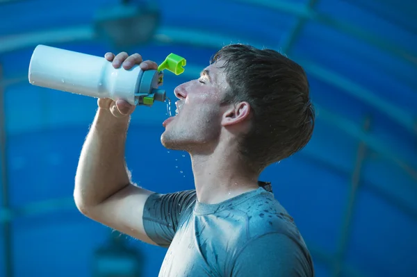 Uomo atletico acqua potabile — Foto Stock