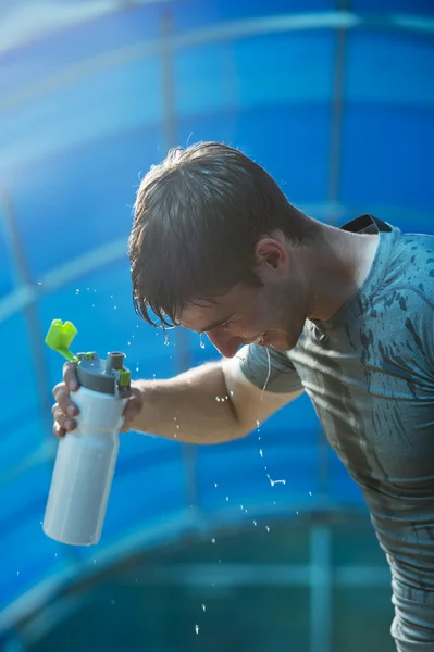 Sportovec stříkající vody na hlavu — Stock fotografie