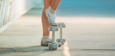 Tanınmayan kadın dumbell poz