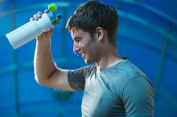 Освежающая вода для спортсменов — стоковое фото
