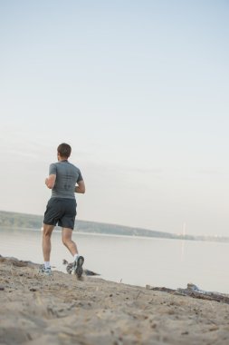 plajda çalışan adam atlet