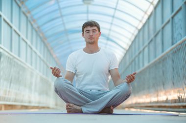 Yoga yapan adam
