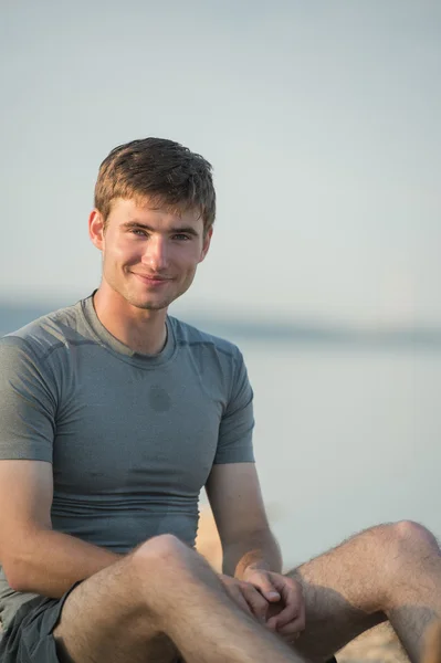 Stanco giovane uomo dopo jogging — Foto Stock