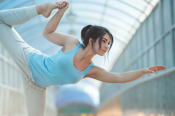 Vrouw praktizerende yoga op brug — Stockfoto