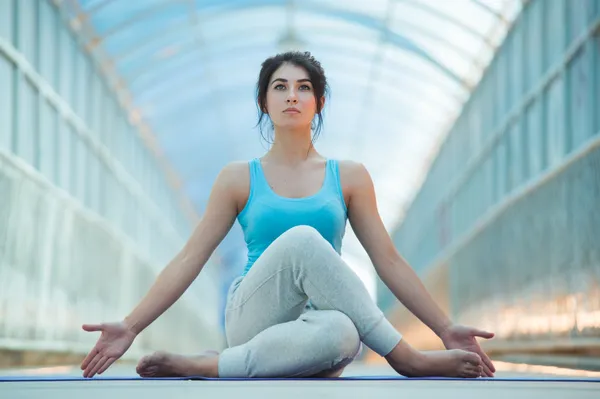 Mulher fazendo exercícios de ioga meditando — Fotografia de Stock