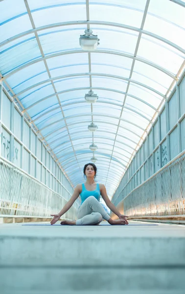 Donna che fa esercizi di meditazione yoga — Foto Stock