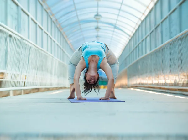 Donna che fa yoga stretching ponticello posa — Foto Stock