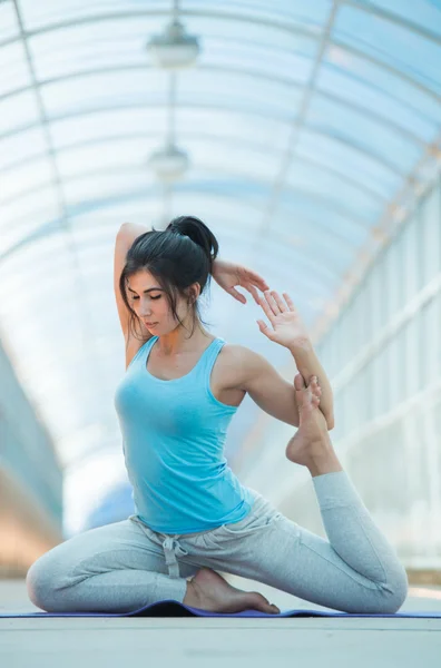 Женщина делает упражнения йоги на растяжку — стоковое фото