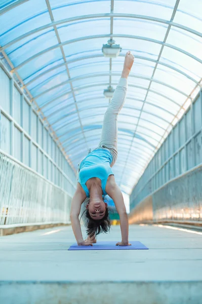 Vrouw doen yoga uitrekkende brug pose — Stockfoto