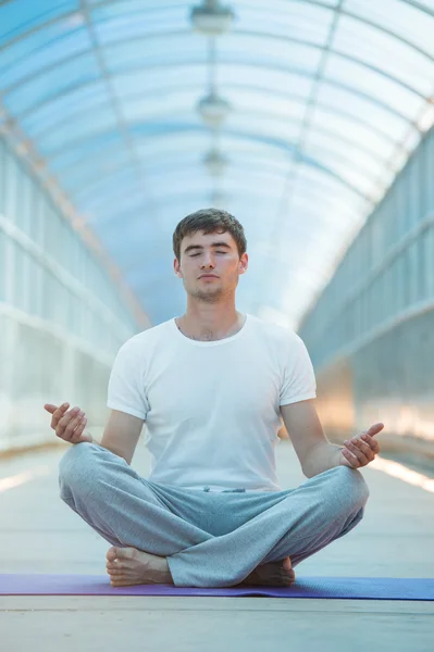 Mladý muž, meditace v lotosové pozici — Stock fotografie