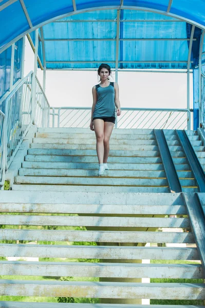 Mulher de esportes andando em escadas — Fotografia de Stock