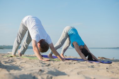 erkek ve kadın egzersiz yaparak