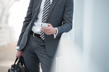 Tanınmayan işadamı Smartphone kullanarak