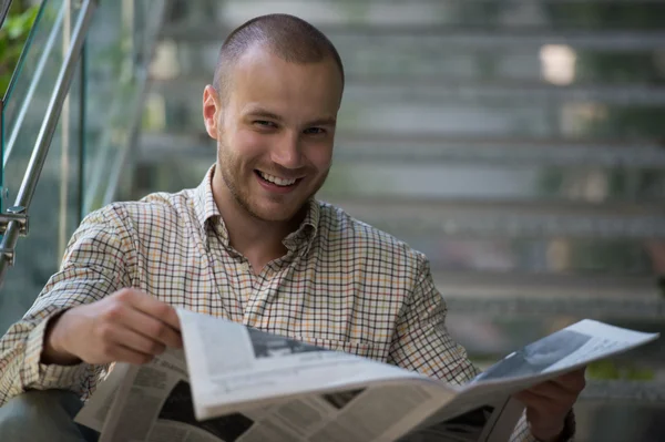 Άνθρωπος ανάγνωση εφημερίδα — Φωτογραφία Αρχείου