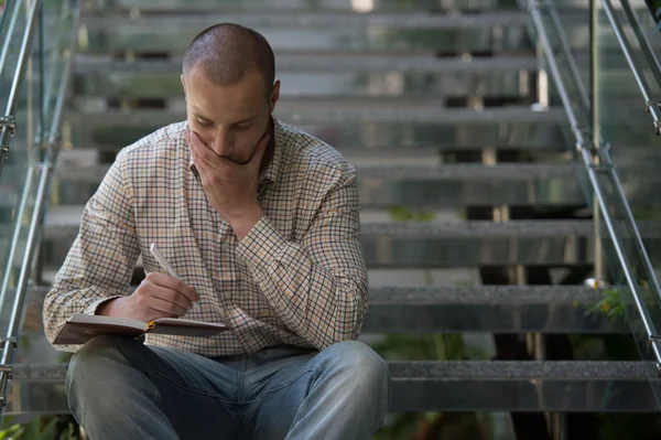 Businessman making notes — Stock Photo, Image