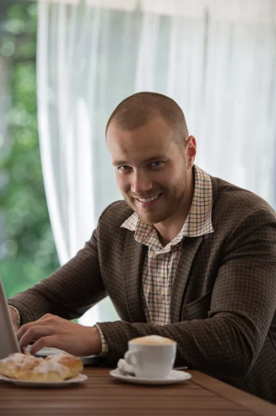 Uomo d'affari che lavora al caffè utilizzando il computer portatile — Foto Stock