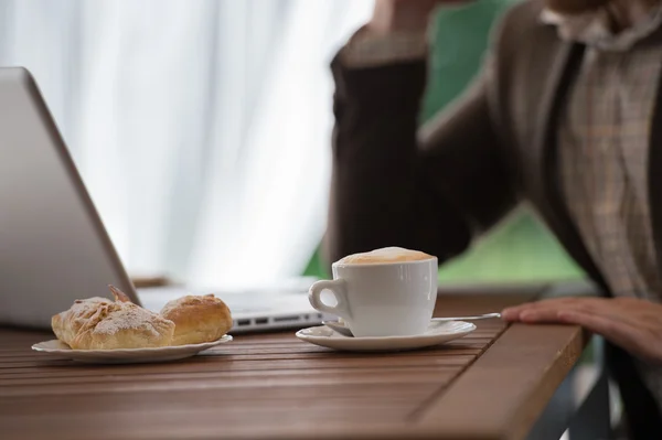 Biznesmen pracuje w kawiarni za pomocą laptopa — Zdjęcie stockowe