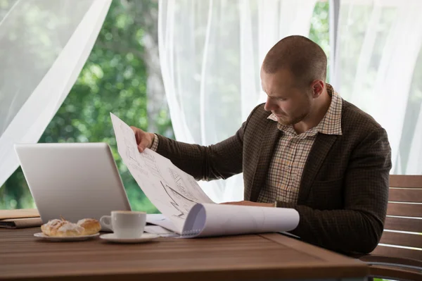 Businessman working on blueprints — Stock Photo, Image