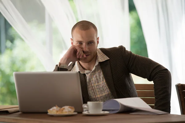 Empresário trabalhando no café usando laptop — Fotografia de Stock
