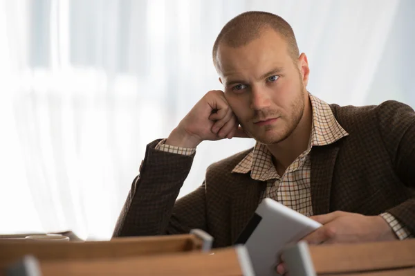 Homme d'affaires utilisant une tablette — Photo