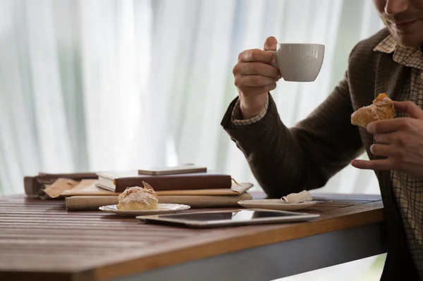 Zakenman met tablet computer — Stockfoto