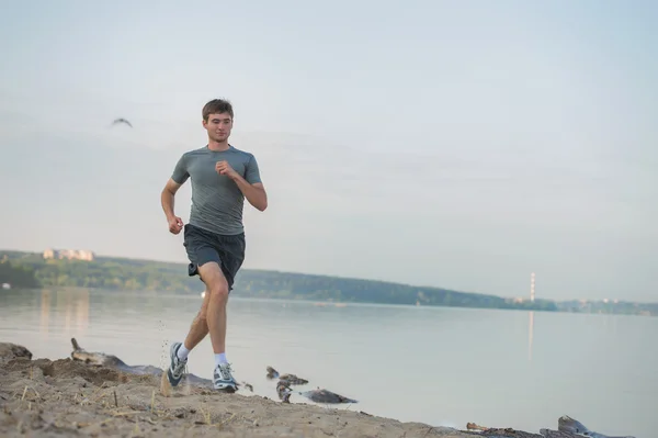 Hombre corriendo en la playa —  Fotos de Stock