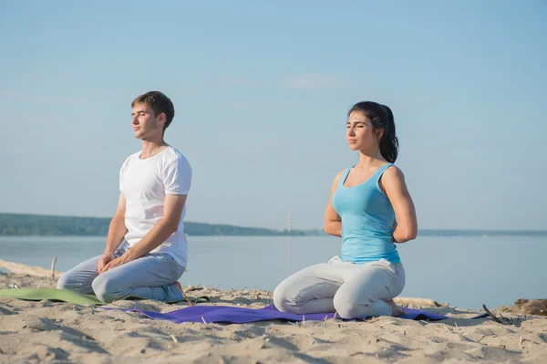 Pareja en meditación de yoga por la mañana —  Fotos de Stock