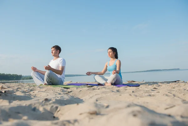 Par på morgon yoga meditation — Stockfoto