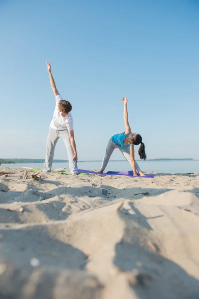 Yoga yapan çift — Stok fotoğraf